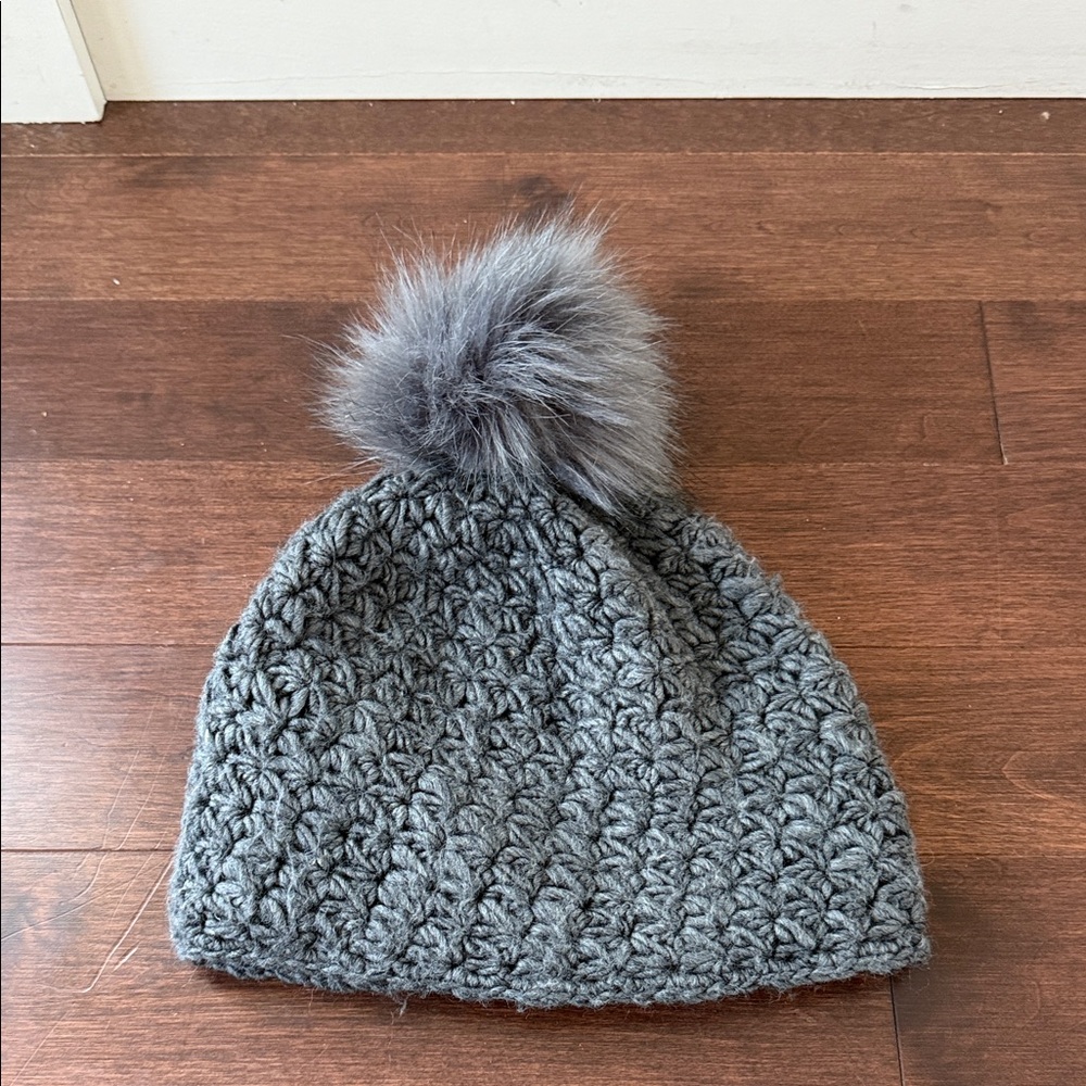Surell Cozy Gray Knit Pom-Pom Beanie